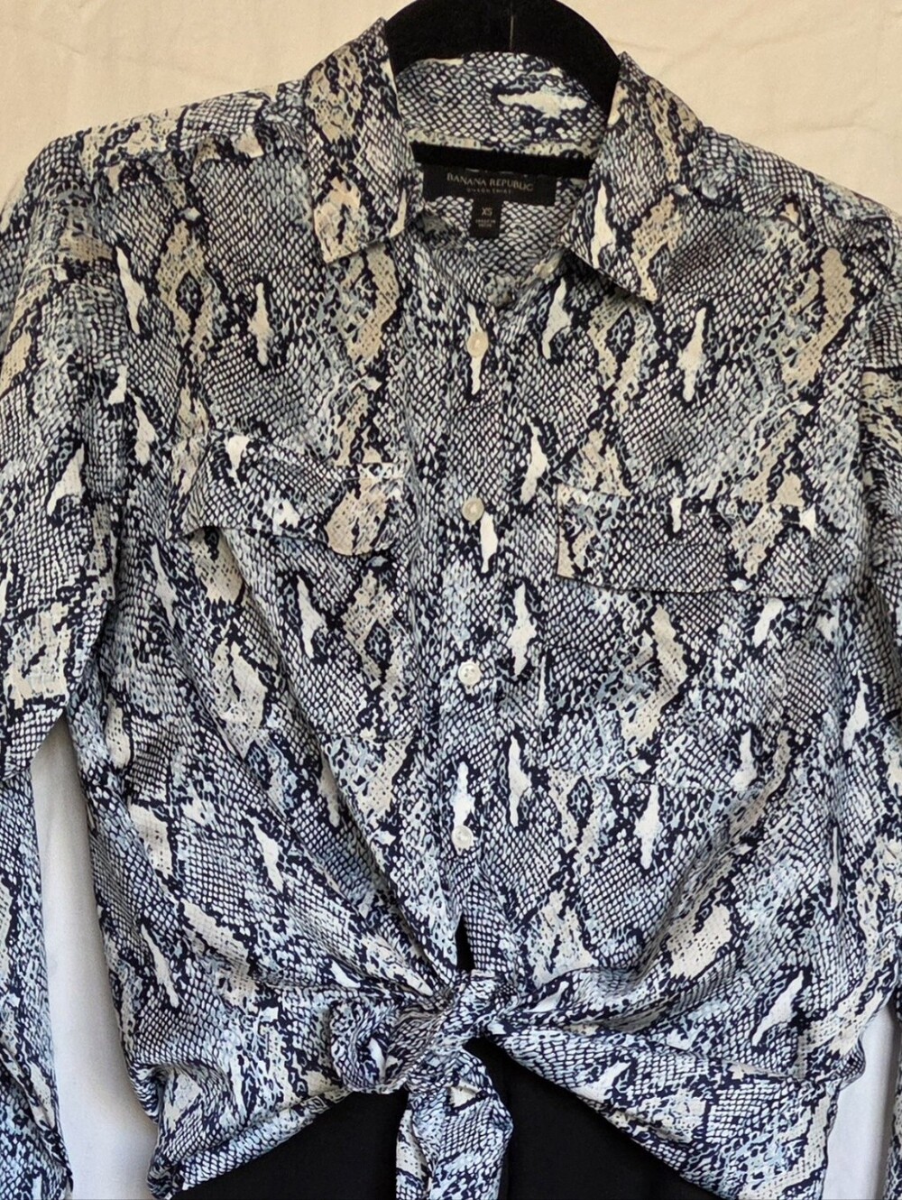 XS Banana Republic Blue and White Snake-Print Button-Down Top